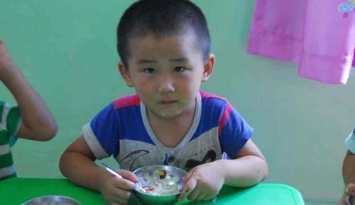 睡眠质量|孩子睡觉前,宁可饿着也不能碰这三种食物,容易积食不长个