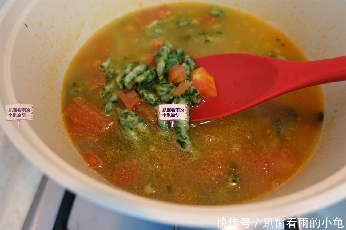 春天,韭菜还有啥新吃法?教你用1个西红柿、1把剪刀来做,老少皆宜,好吃!