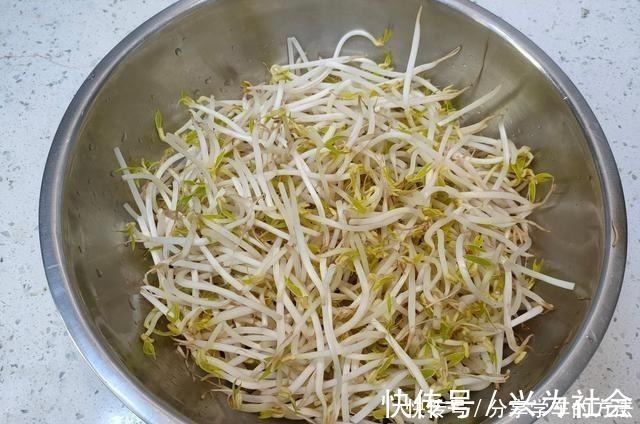 炒豆芽不焯水,也不直接下锅炒,大厨这样做,脆爽入味不出水