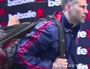 尴尬|姑娘穿旗袍千万要注意坐姿，被别人看光了还不知道，我都替你尴尬
