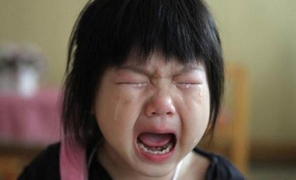 女儿|爸爸姓“梅”,给女儿取了个好听的名字,孩子刚上学就哭着跑回家