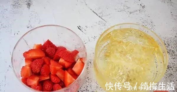 草莓丁|酸奶草莓冻这样做！简单4步不蒸不烤，一个奶锅就能做！