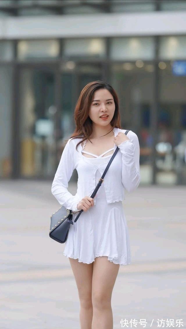 领口 纯白色的吊带裙两件套,干净又纯洁,轻盈透气又性感迷人