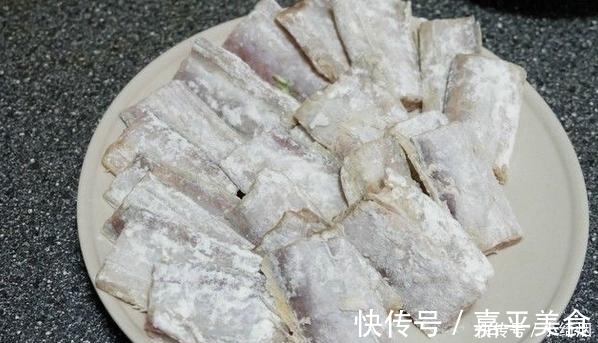 煎带鱼一碰就碎?多1步多等15分钟,煎出两面金黄的完整带鱼