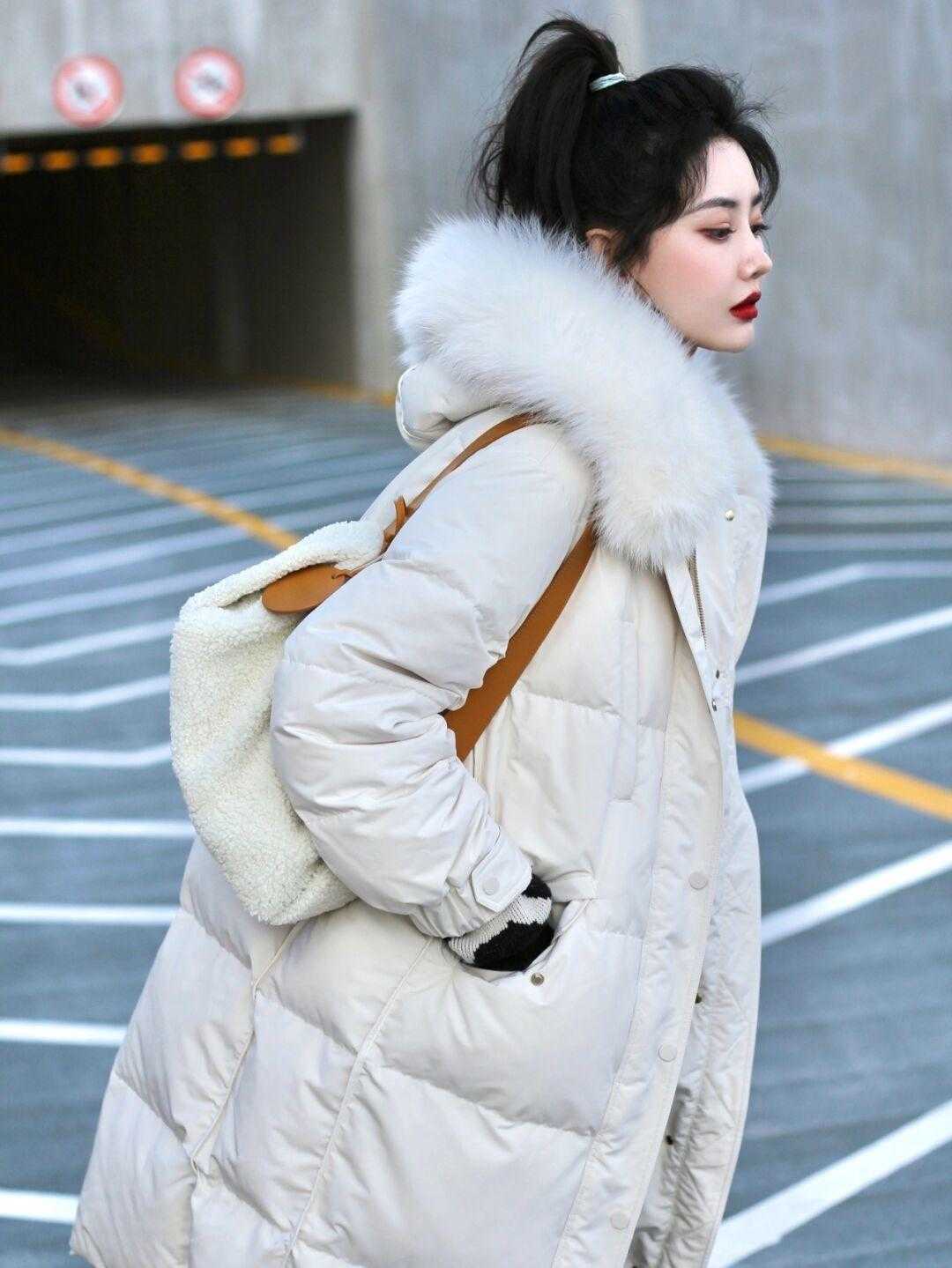 羽绒服|浅色系长款羽绒服,学会这招搭配起来又快又准