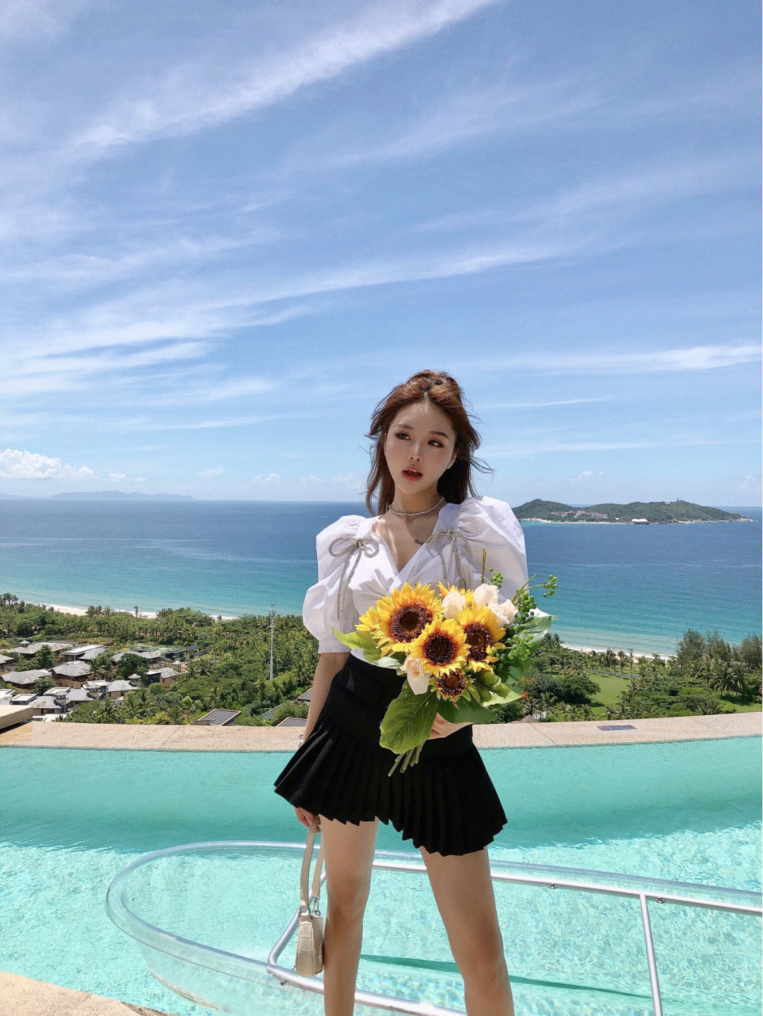 小姐姐|元气十足的小姐姐, 一件V领白衬衣配黑色百褶裙, 元气满满