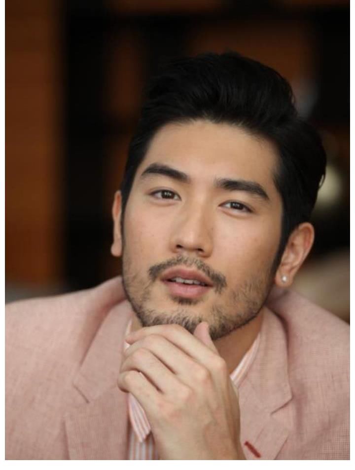 记者|主持人华少变身记者报道台风，在现场淋雨播报，遭到网友调侃降级