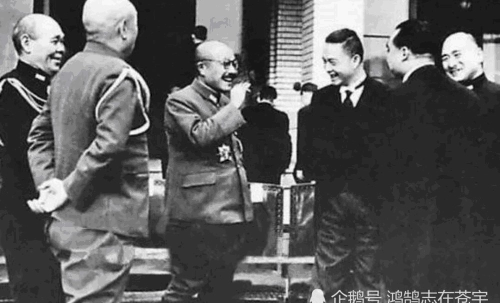 图五|历史瞬间,故宫南迁文物在皇城墙下堆积如山,图五郭沫若在挖定陵