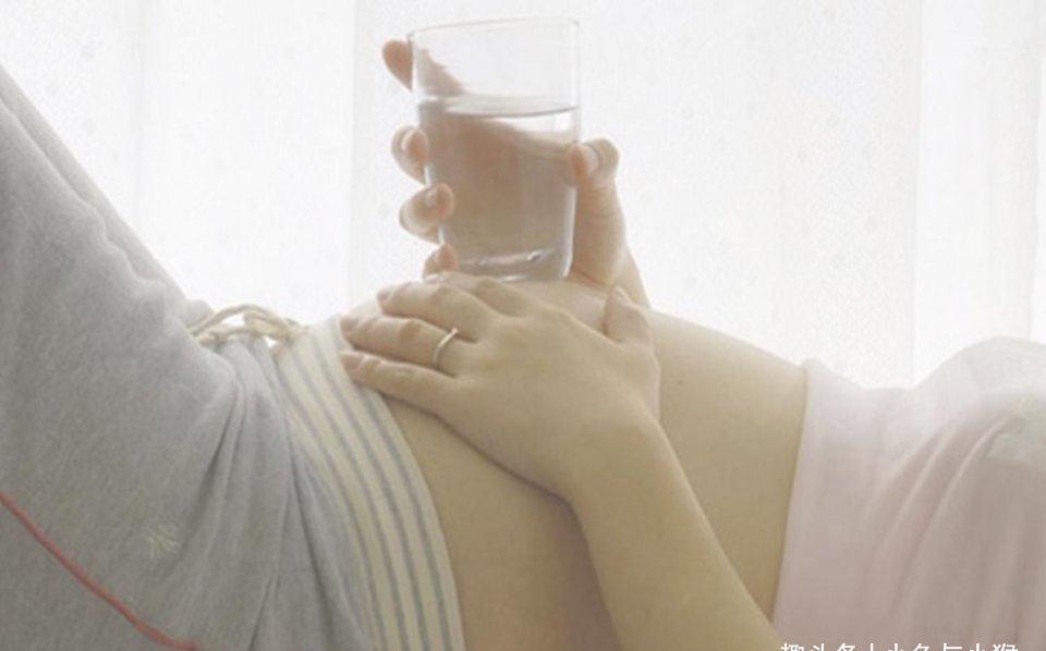 准妈妈|担心孕期水肿影响胎儿,23岁新手妈妈少喝水,医生说她自作聪明