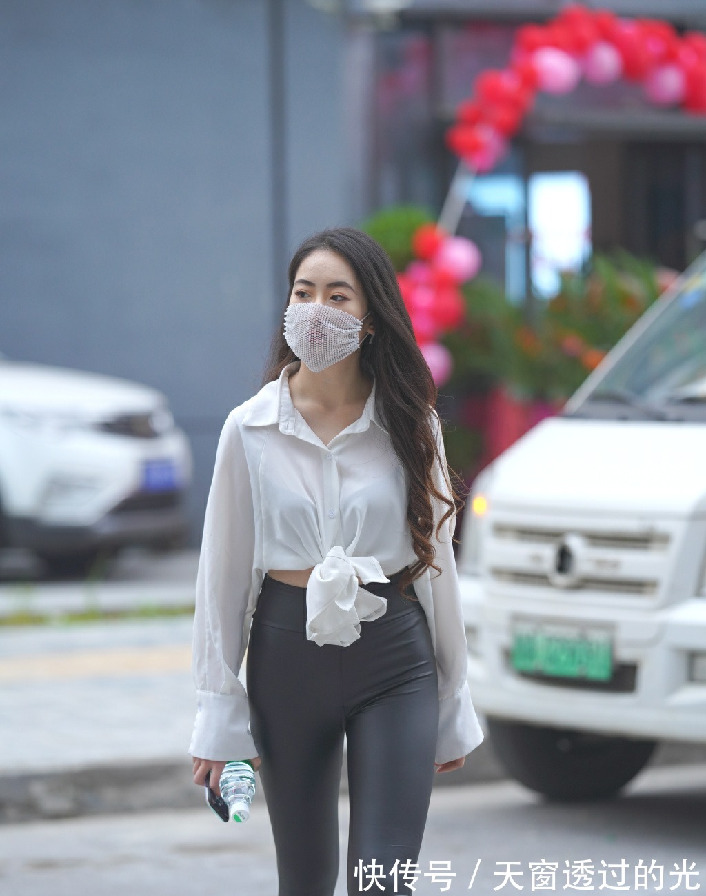 小姐姐 皮裤真是“经典”,搭配薄衬衫既显身材,又有魅力!