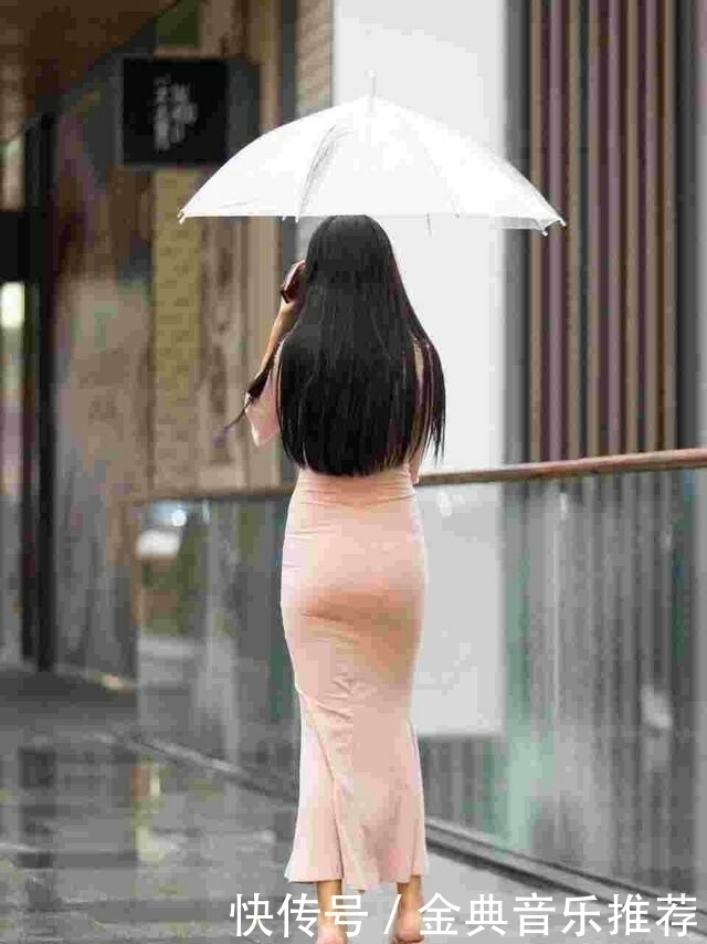 众人|街拍小姐姐包臀裙释放“背影杀”,美好的呈现在众人眼前