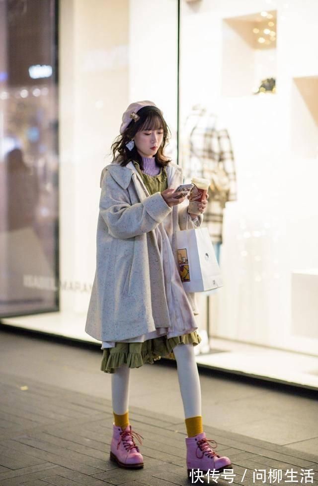 漆皮 挑战常规黑丝袜太有魅力了,这样穿一点不庸俗,赚足回头率