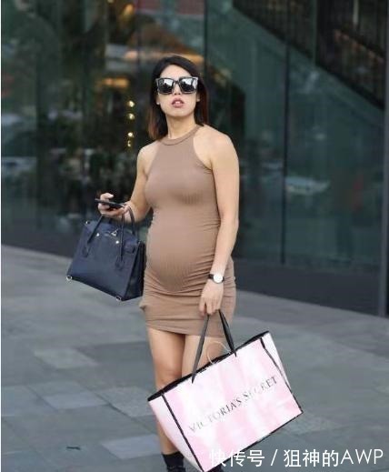 高靴 褐色挂脖连衣裙搭配黑色高靴,大气端庄,舒适又显优雅气质!