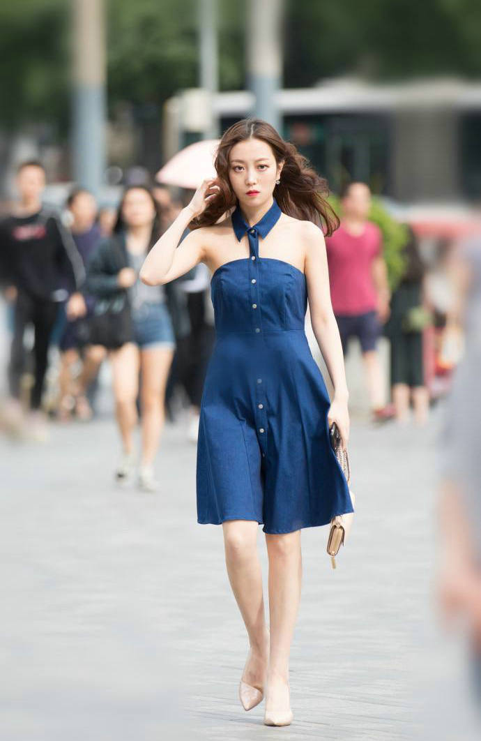 街拍体态轻盈的小美女,言行举止端庄娴雅,真是绝美的都市丽人