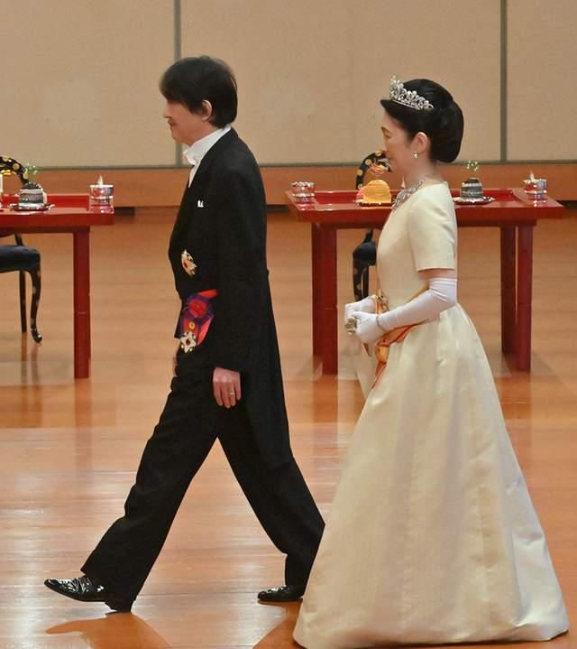 太妃|日本纪子妃夫妇受封后首次亮相！变成皇太妃后笑得憋不住，得意了