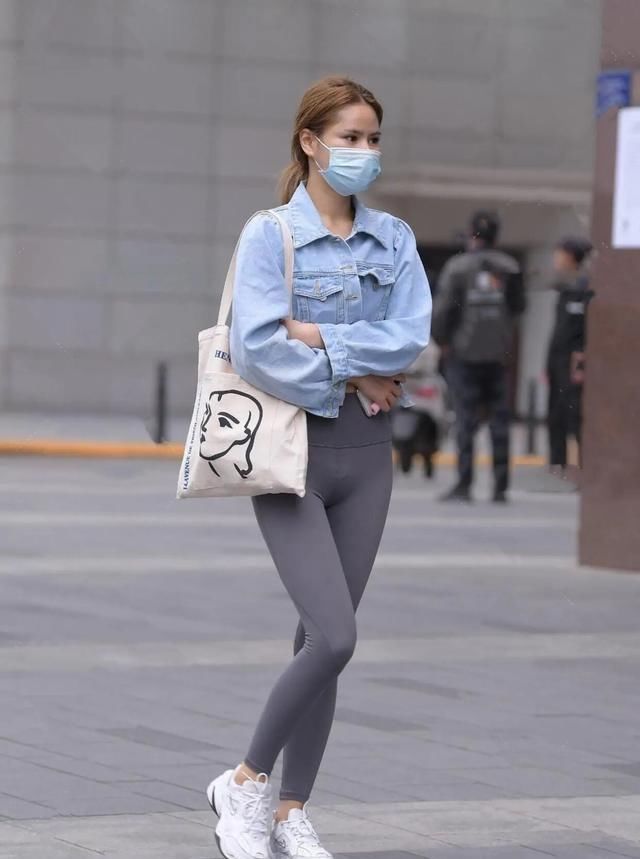 瑜伽裤的搭配尽显时尚魅力，演绎又帅又美气息，美丽动人