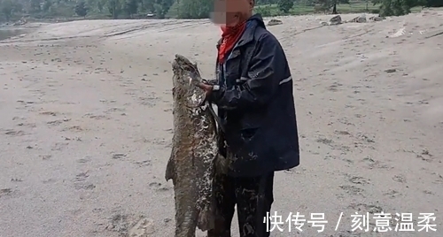 钓获大鱼很激动,冲进泥水抱住大鱼,媳妇应该不会骂吧