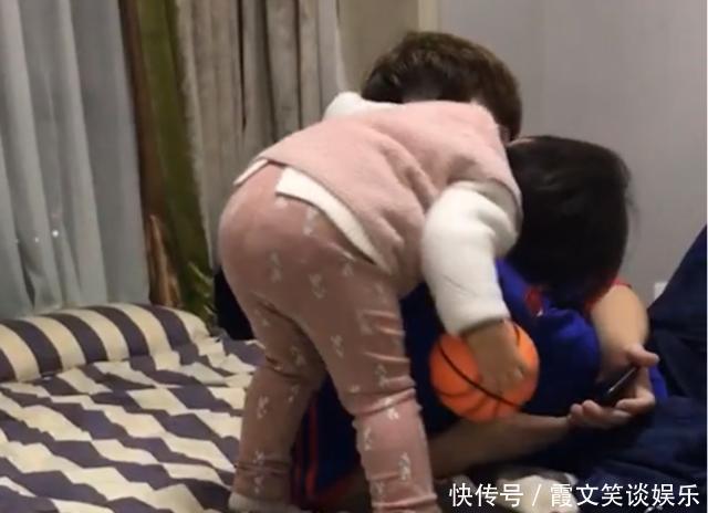 二宝|爸妈给儿子生了个妹妹,妹妹总是偷亲哥哥,场面好温馨!