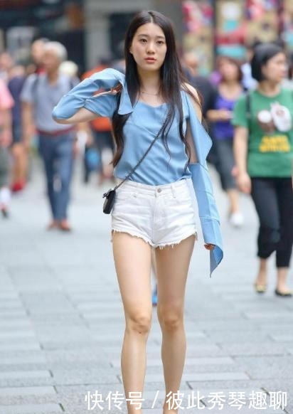 女大学生|衣服“破”个洞彰显个性,女大学生穿搭处处有心机,筷子腿太抢眼