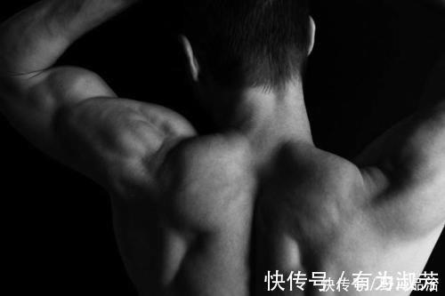 锻炼|三角肌拉伸的3个动作，帮你放松肩部肌肉，让锻炼效果更突出