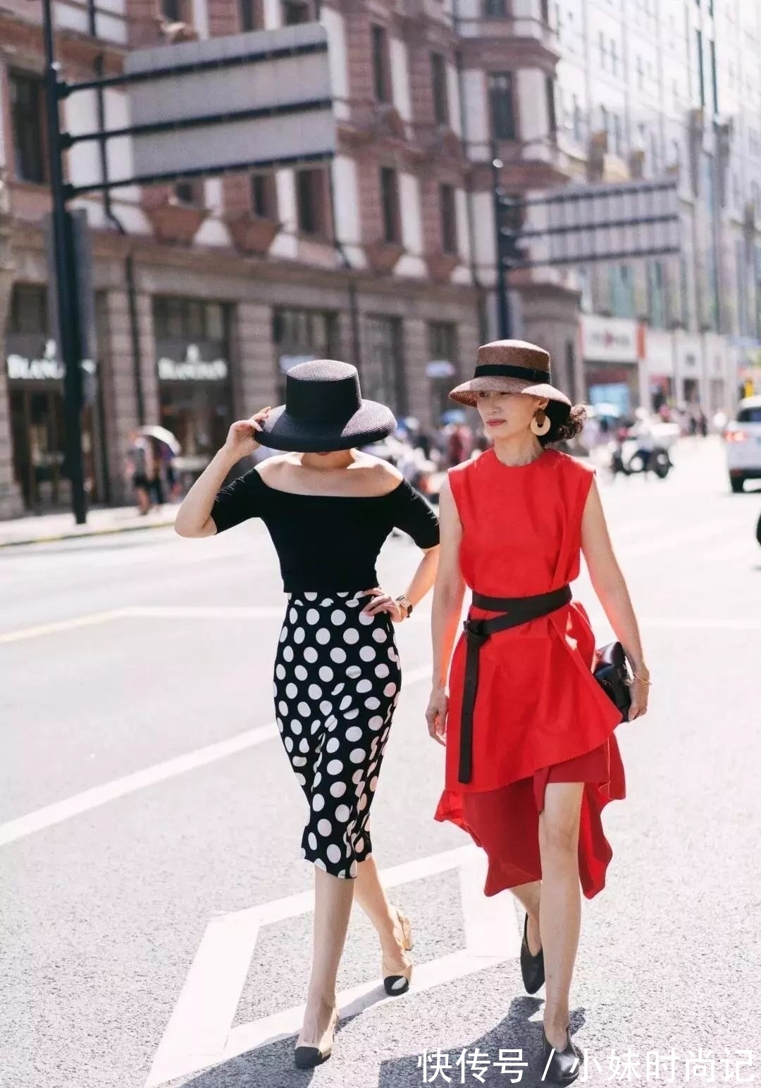 短发|妈妈罕见换发型,贴头皮短发配红裙真显年轻,不戴帽子也时髦