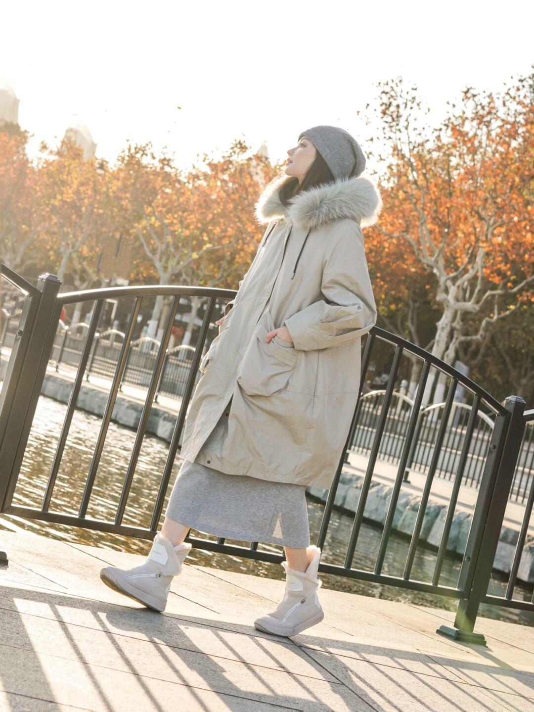 减龄 冬天穿灰色连衣裙更减龄,搭配长款外套保暖又舒适!