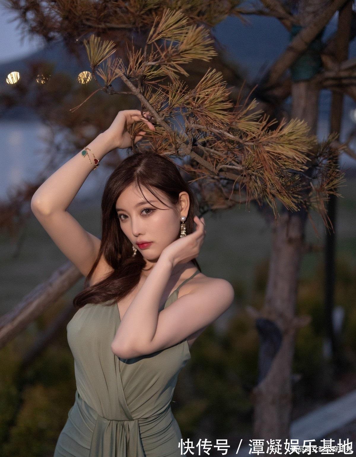 美美|风情万种的细吊带连衣裙,穿上它去拗造型,拍美美的度假照吧!