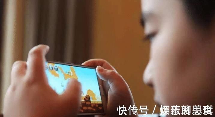 家庭|“妈妈给我玩手机!”,两个家庭对手机不同态度,决定孩子的未来