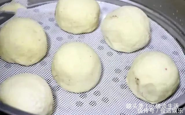 家有玉米面和红豆,教你新吃法,上锅一蒸,香甜暄软,特好吃