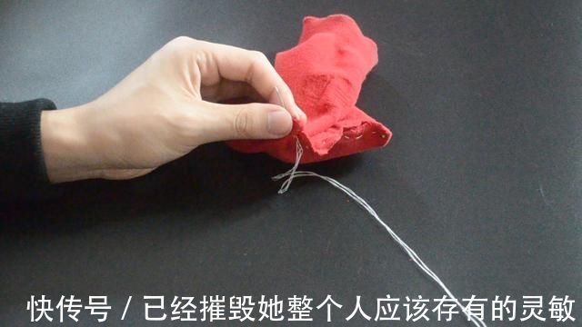 缝纫|穿破的袜子不要扔,简单剪一刀,旧袜子变得和新的一样,太实用了
