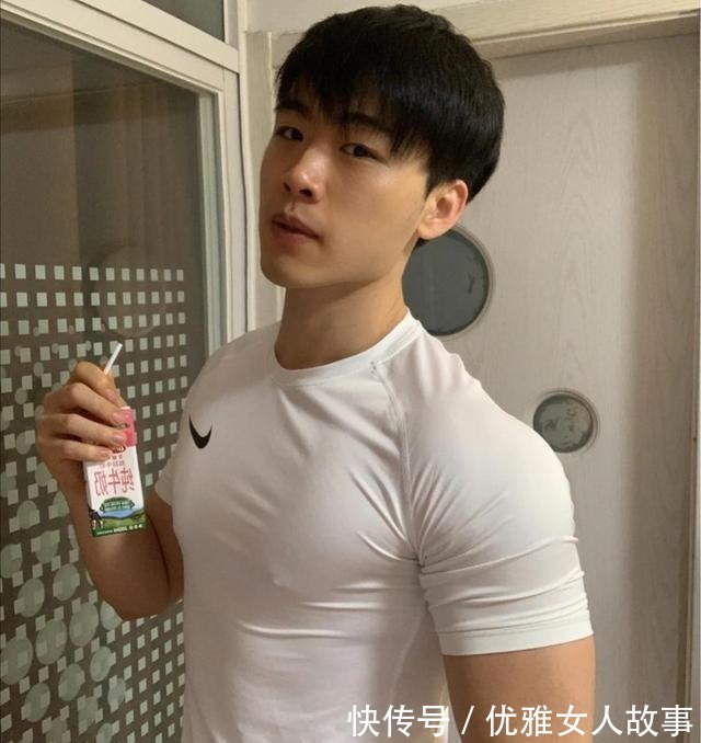 私教|青春阳光有活力的健身私教,喜欢喝纯牛奶的小哥哥,果然皮肤白净!