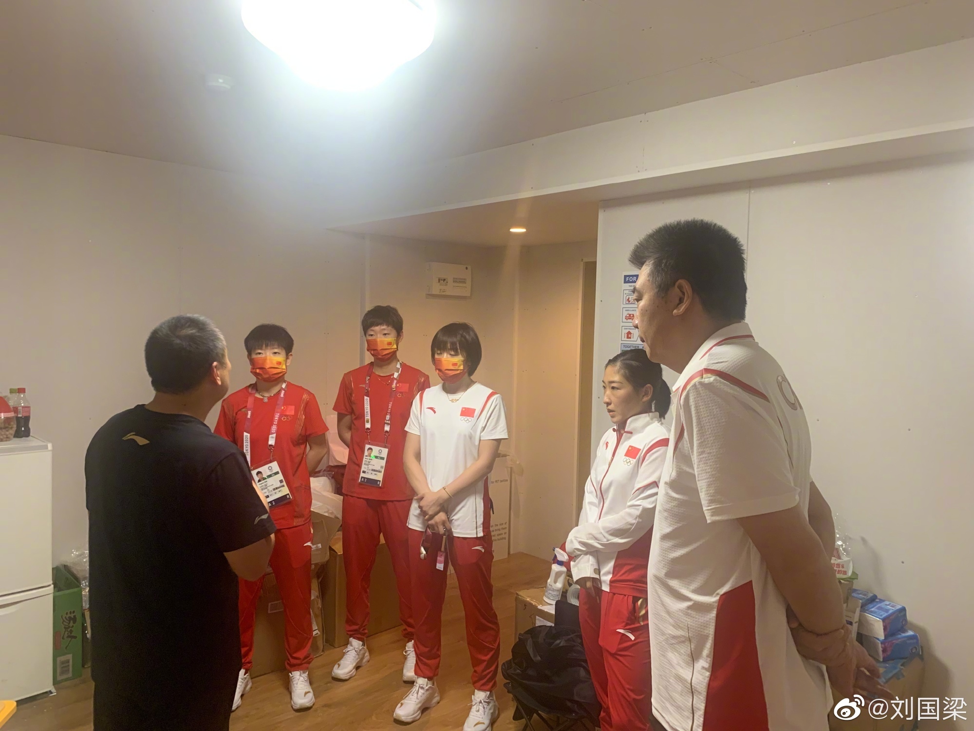 世界冠军|刘国梁训话全屋挤满世界冠军,孙颖莎坐小椅子,刘诗雯坐姿霸气