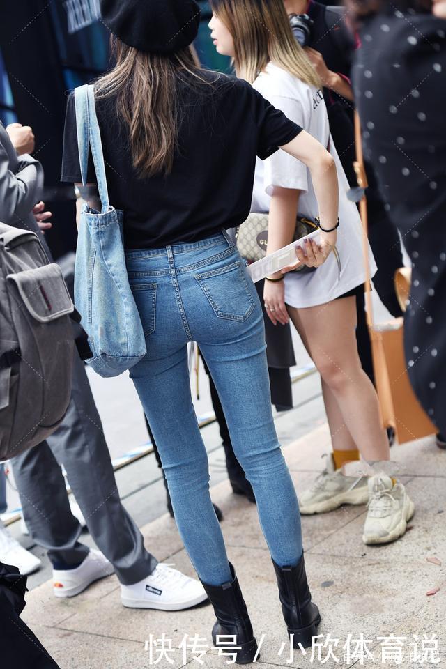 黑色短袖搭配蓝色长裤,可以穿出一种既休闲,又酷的感觉