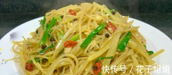 土豆丝想做成饭店里的味道是有技巧的,教你一招,酸爽开胃又下饭!