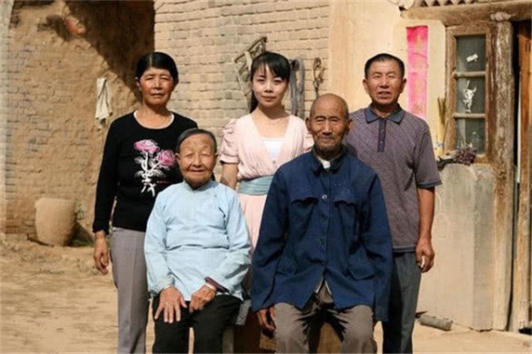 嫁经纪人后回农村，半夜抱怨带娃辛苦，王二妮到底经历了什么