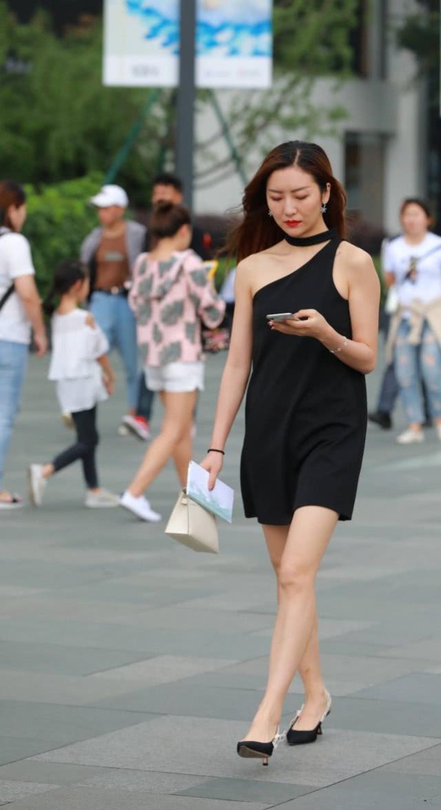 白色|白色吊带搭配黑色牛仔裤，一白一黑的搭配，显得格外有气质