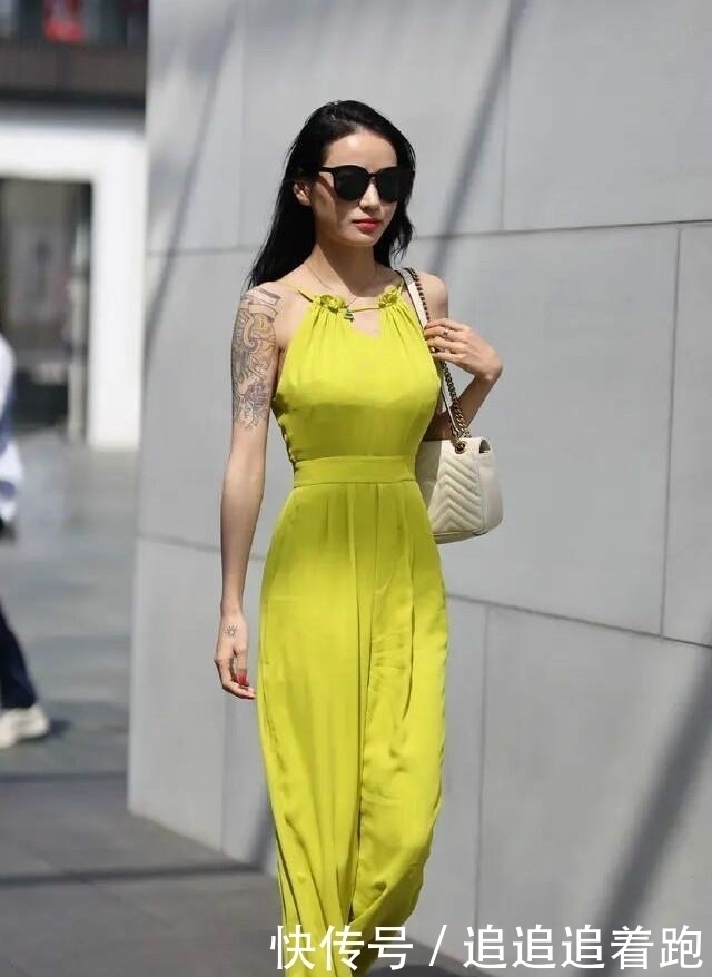 气质好的小姐姐,什么颜色的套装都能驾驭呢