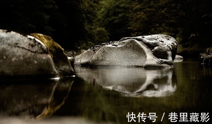 枯树$美女不穿衣服藏进大自然,惊人伪装考验你的眼力!1秒找到真汉子