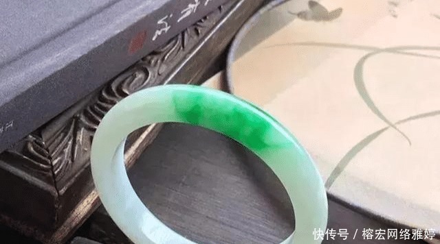 首饰|千万别这么戴翡翠首饰,不仅会毁了翡翠,更会毁了你自己!