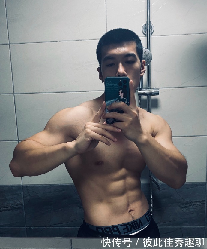 健身|爱健身的90后,胸肌发达麒麟臂健壮,在健身房常丢衣服!