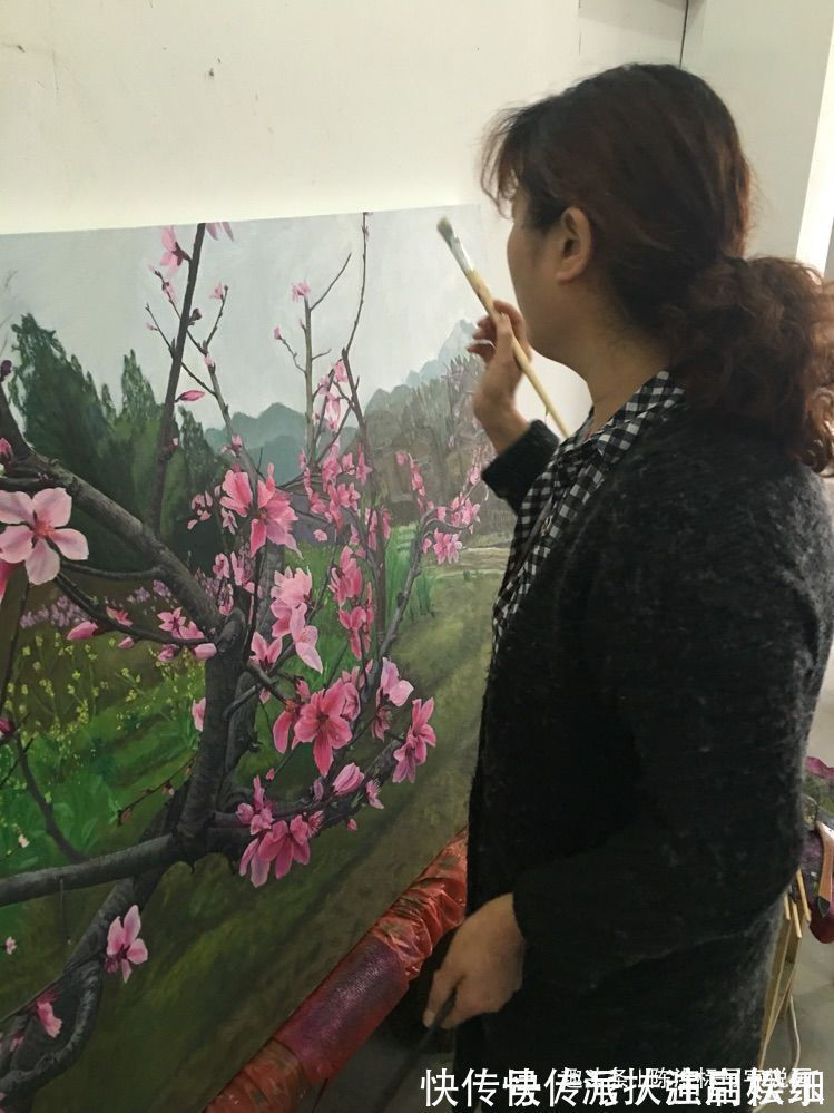 艺术作品&她48岁学画，一年就办个人画展！专家没艺术价值，是农妇乱涂鸦