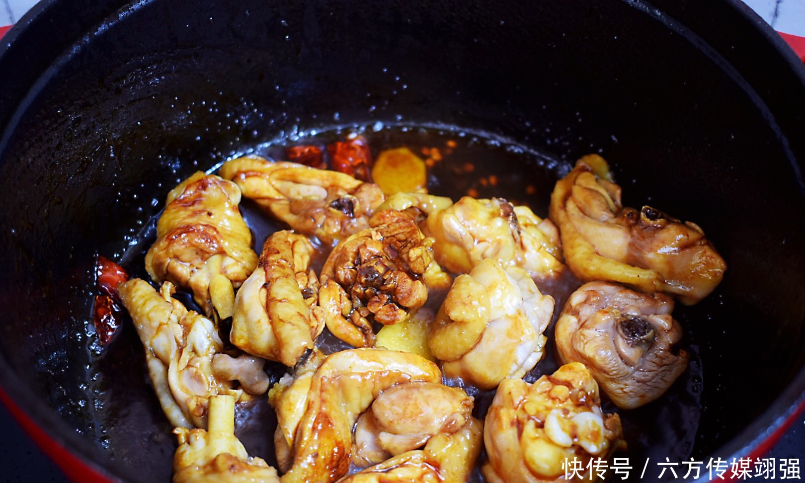 黄焖鸡家常做法,肉质滑嫩,味道鲜香比饭店还好吃,太香了