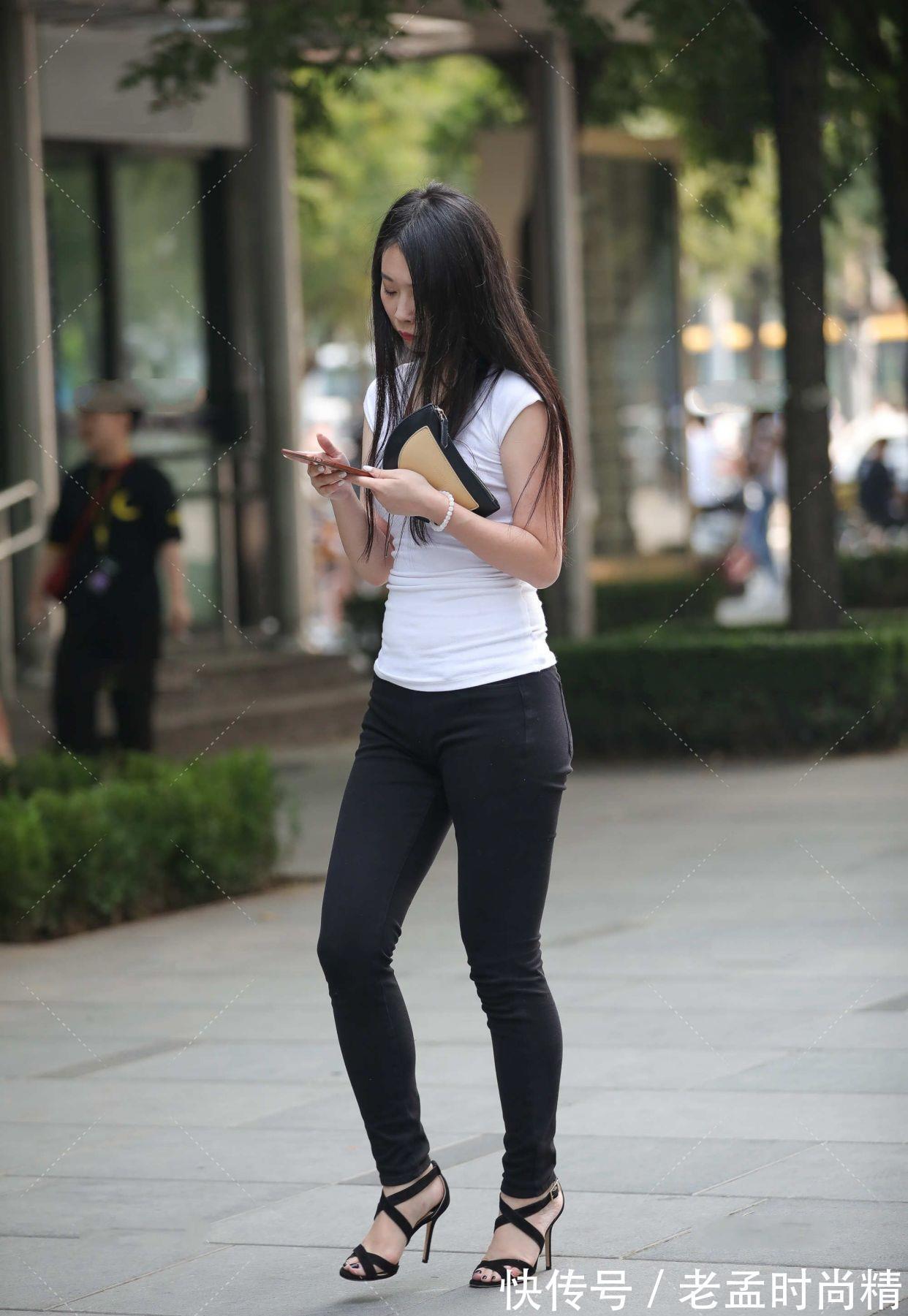 包包 白色上衣,搭配黑色牛仔裤,还原极简的黑白经典搭配