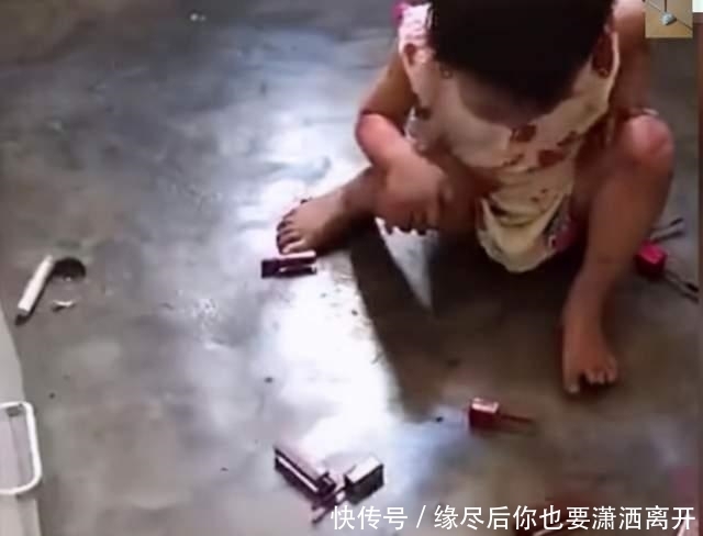 让孩子|“崩溃妈妈”坐地抱头痛哭,昂贵口红被熊孩子破坏:真是亲生的