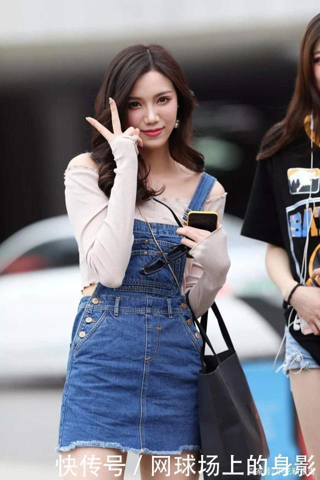 漂亮小姐姐在初秋怎么穿搭神奇抹胸展现高雅气质，让你成为焦点