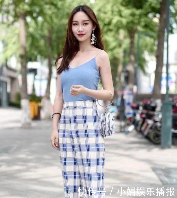 休闲裤|街拍:靓丽的时尚小姐姐,白衬衫搭配牛仔裤,看起来很显腿长