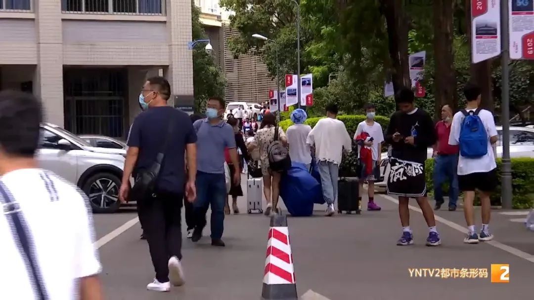 行程码|“一天有三次到五次体温检测！”高中生开学报到，疫情防控要做好！