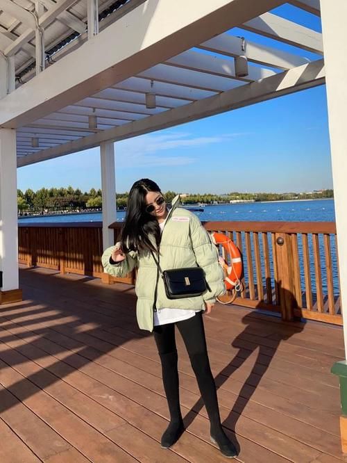 除了优雅潇洒的大衣以外， 羽绒服也是不少姐妹们的御寒必备 ！