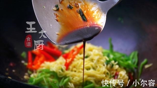 方便面|方便面别再煮了，这样一做口感Q弹、韧性十足，一次两包都不够。