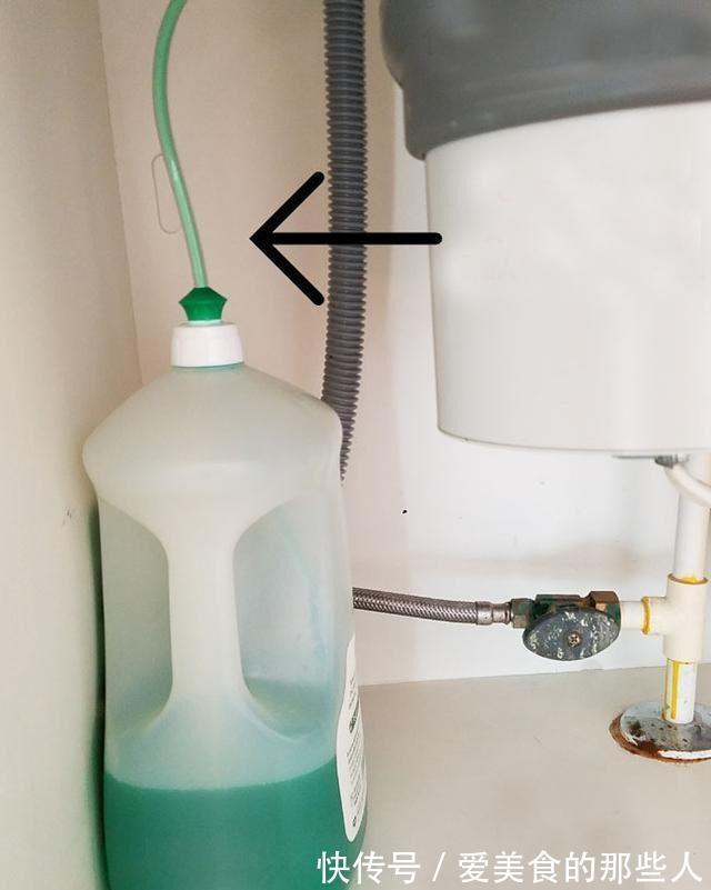 洗了20年碗才发现，水槽边的小孔，用途真厉害，聪明人都在这样用